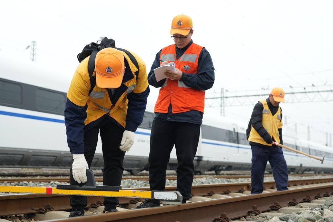 守护春运“平安路” 工务段铁道工手握道尺精准测量轨道尺寸变化排查隐患
