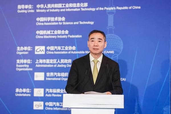 扩大新能源汽车发展优势，推动产业转型升级