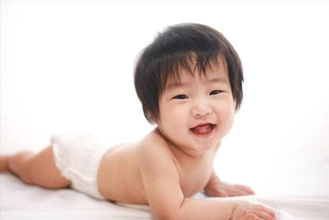 婴儿多久会抬头？新手爸妈了解！附0-3 个月亲子抬头训练游戏