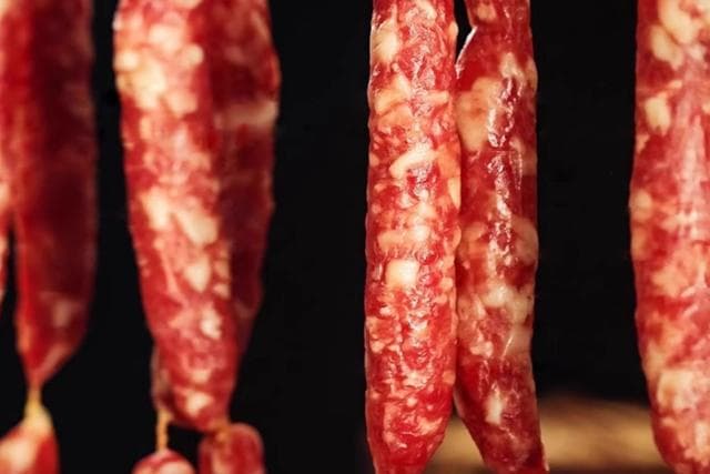 腊肠有白霜还能吃吗？教你正确区分与处理方法