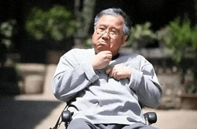 老年痴呆最早症状并非忘事！医生：总出现3种情况，大脑或已病变