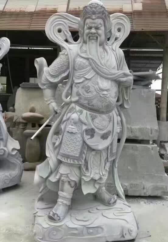 石雕关公坐像的服饰特点与文化寓意