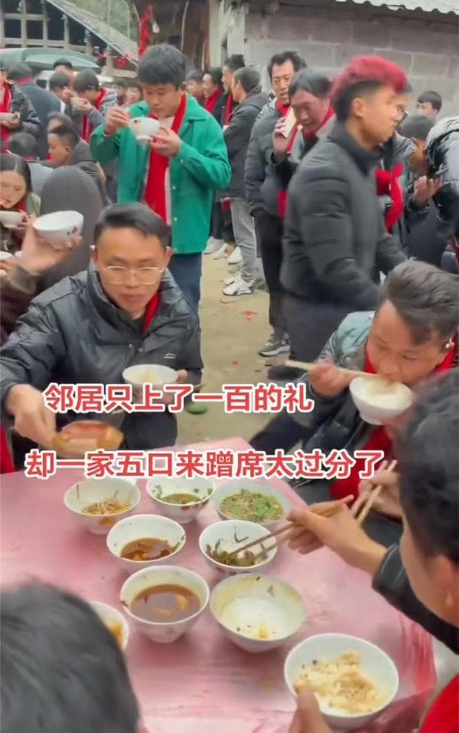 山西：儿子结婚，邻居家随礼100元五个人来吃席，女主人：欺负人