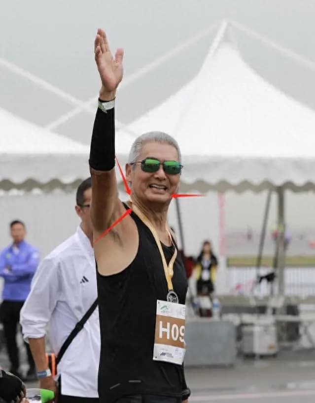 69岁周润发近况：冒雨参加长跑比赛，满头银丝让网友直言不敢认！