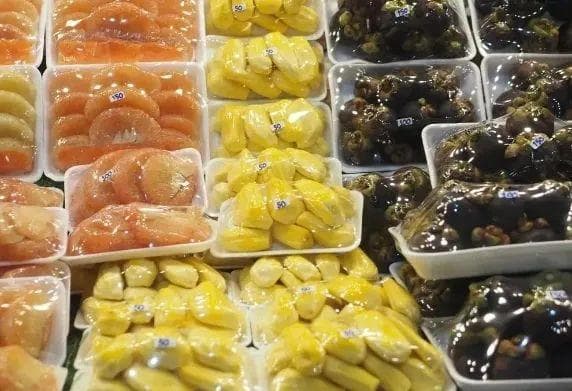 用这种保鲜膜装食物，装出致癌物，很多家庭却用错了