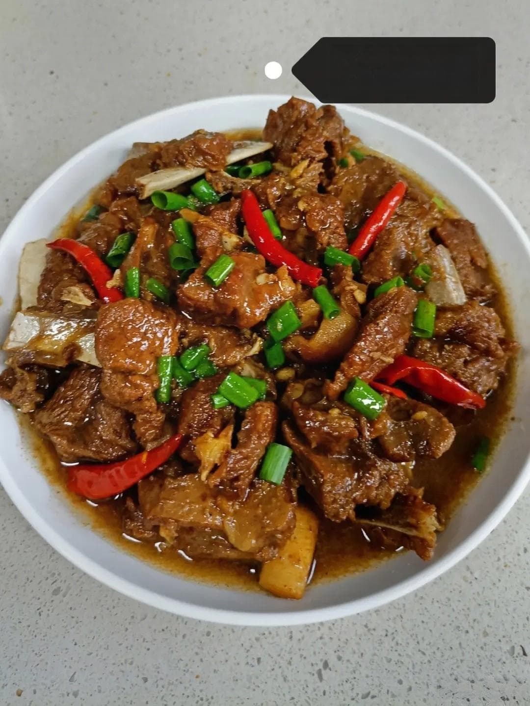 肉质鲜嫩、营养丰富：红烧羊排的烹饪全攻略