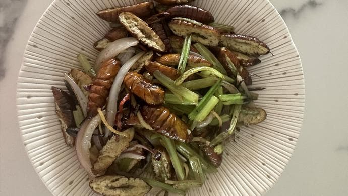 干煸蚕蛹：酥脆可口的美味佳肴