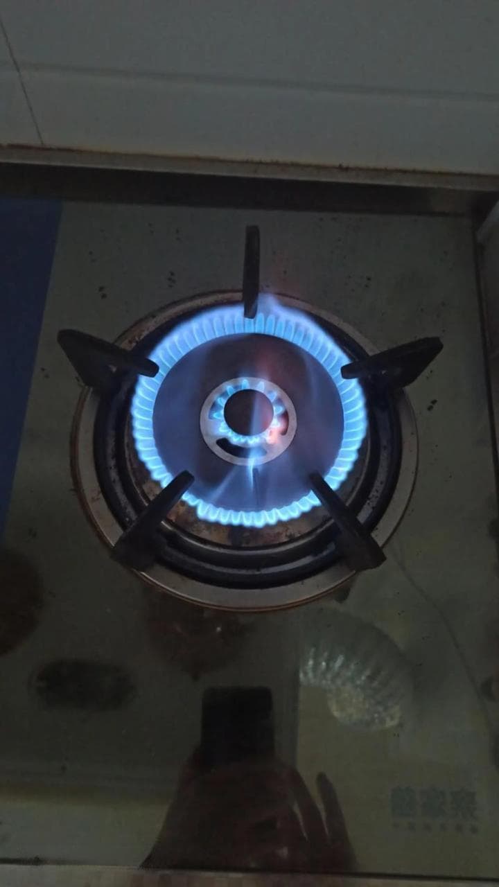 燃气灶出现故障时，如何进行自我检查和修复？