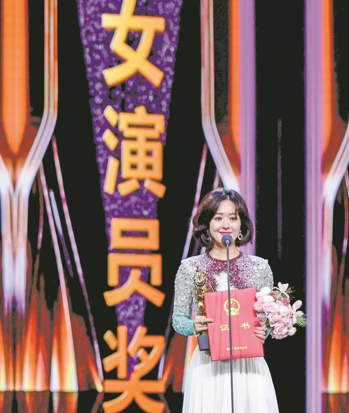 赵丽颖获飞天奖成非科班第一人，揭秘其克服偏见转型实力派