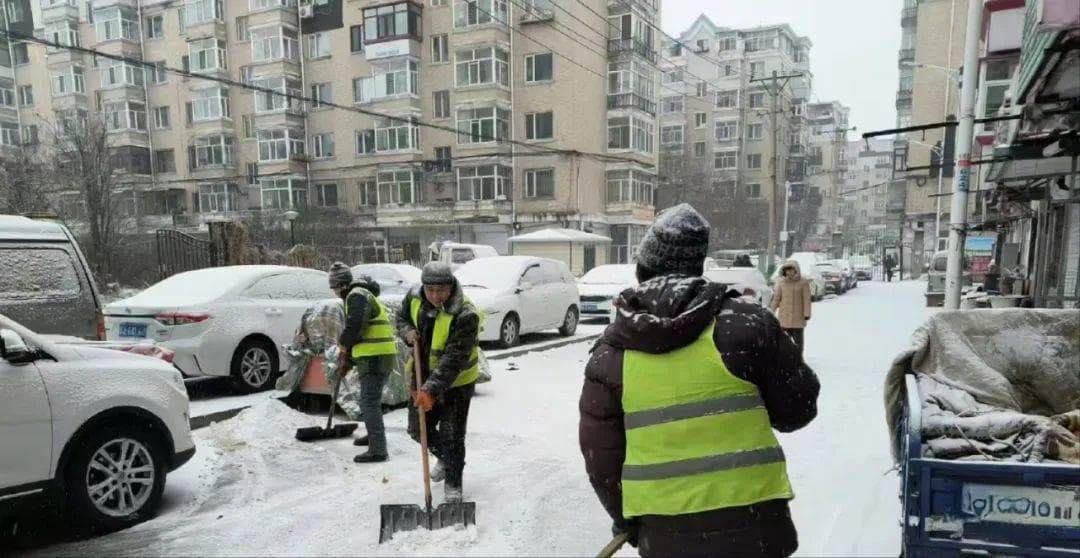 哈尔滨降雪致多条高速封闭，清雪人员连夜作业