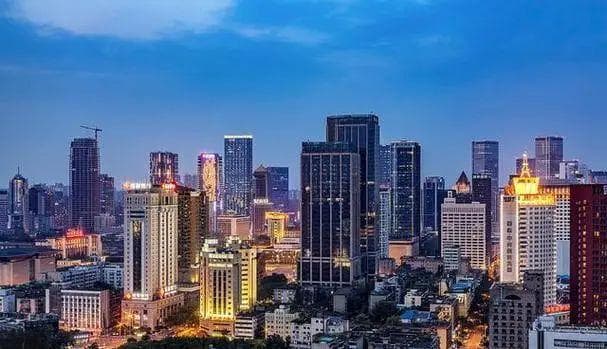 如何在房地产市场中选择合适的居住环境？居住环境有哪些影响因素？