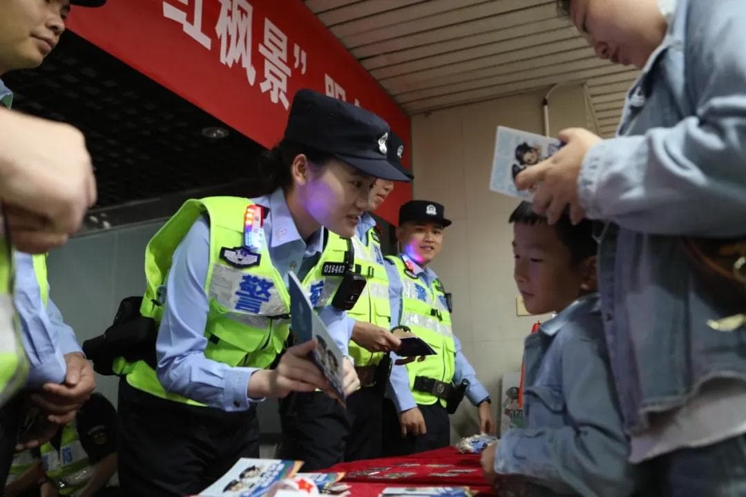 重庆轨道公安：“新枫”警务队护航假期游客出行平安