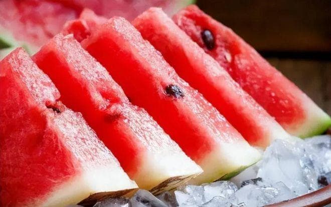 “隔夜西瓜吃一口8400个细菌”，西瓜过夜后能吃吗？央视做了实验