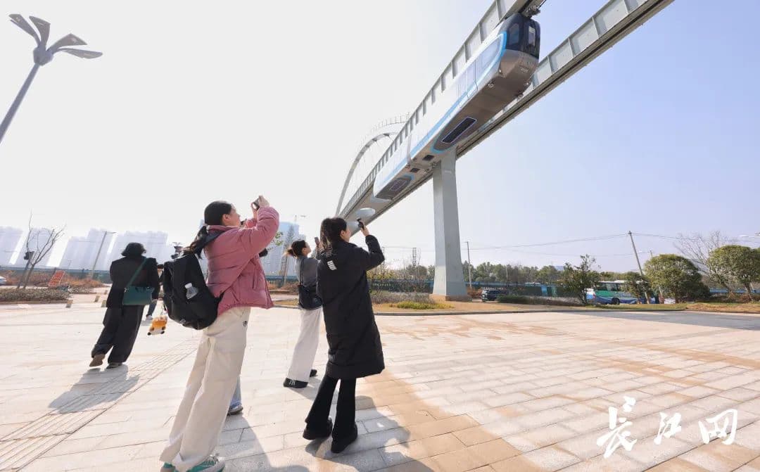 大学生实践团打卡国内首条空轨 体验未来城市交通