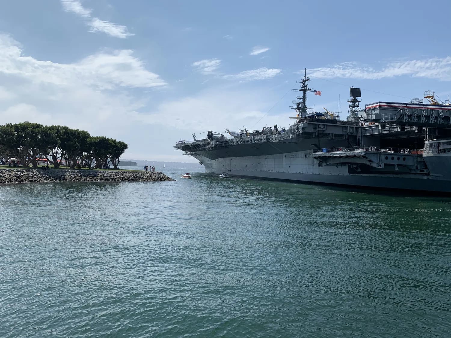 小鹰号 vs 尼米兹：谁才是海上霸主？