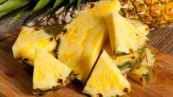 挑菠萝有讲究：从叶子到果肉，教你挑选最甜最新鲜的菠萝