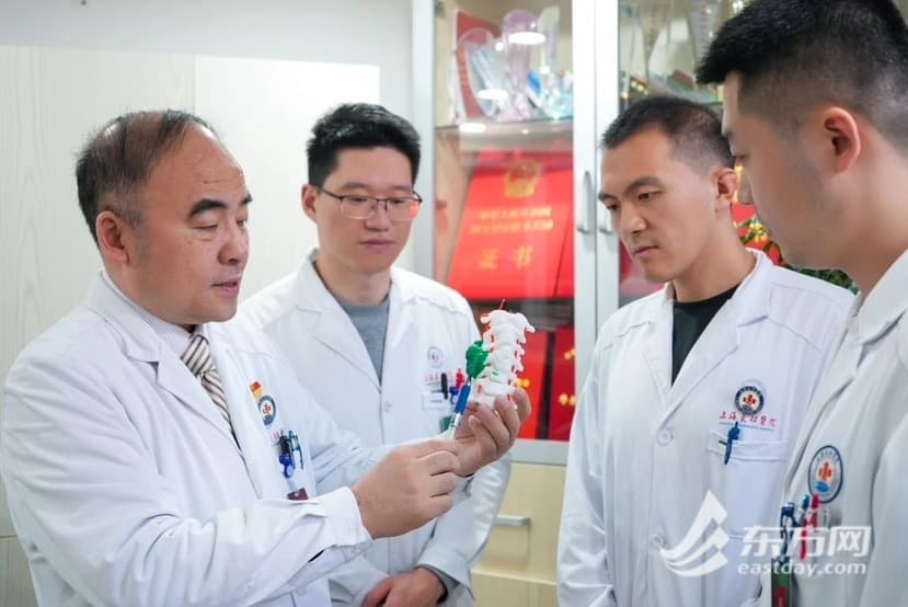 从治病救人到教书育人：一位骨科教授的坚守与传承