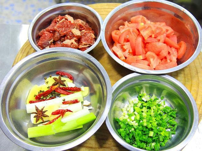 红烧牛腩的家常做法，软烂入味，香气四溢