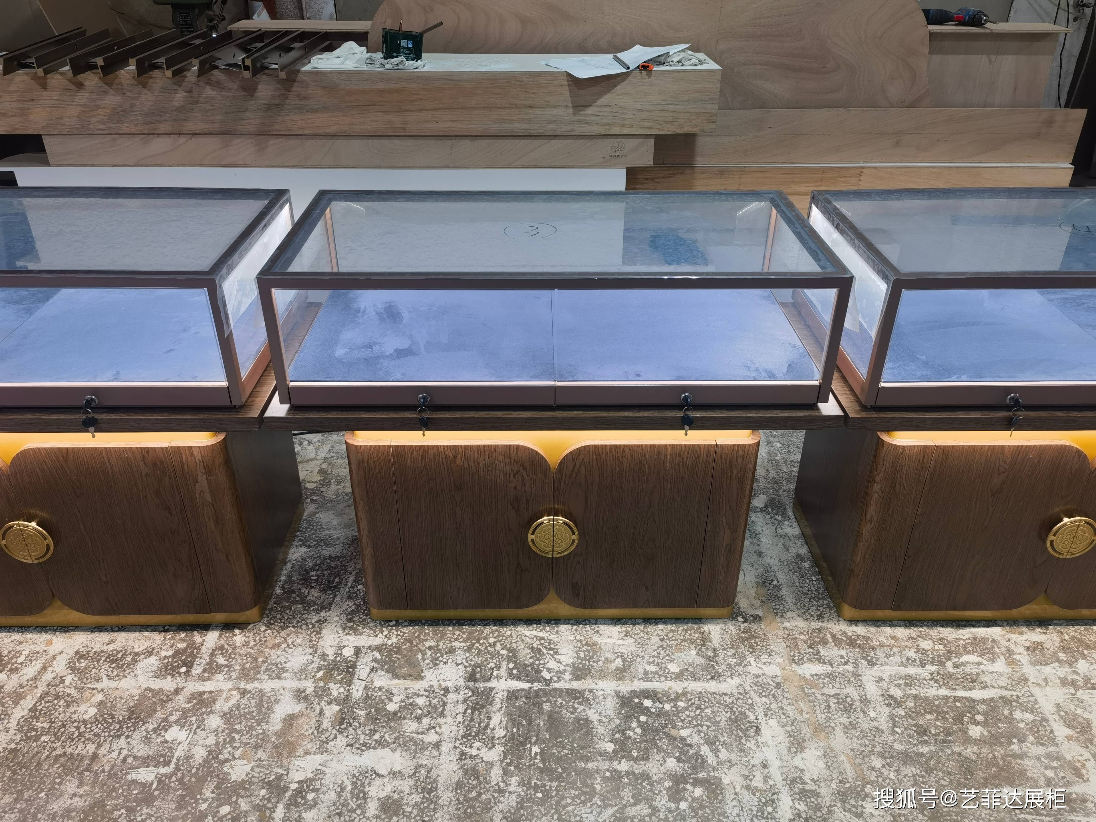 珠宝展示柜色彩是连接品牌与消费者的桥梁