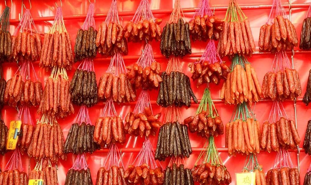 三种不同风味的鸡腿料理：卤鸡腿、红烧鸡腿肉和炒红烧鸡腿