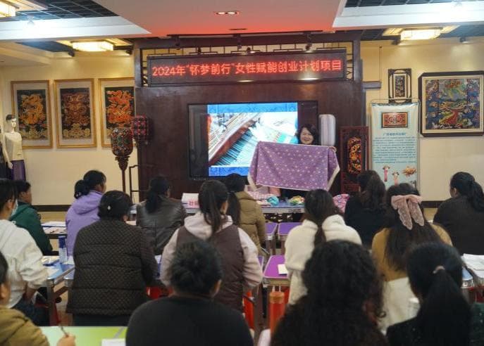 赋能千名织娘 助力女性创业——广西实施壮锦非遗手工艺技艺培训项目