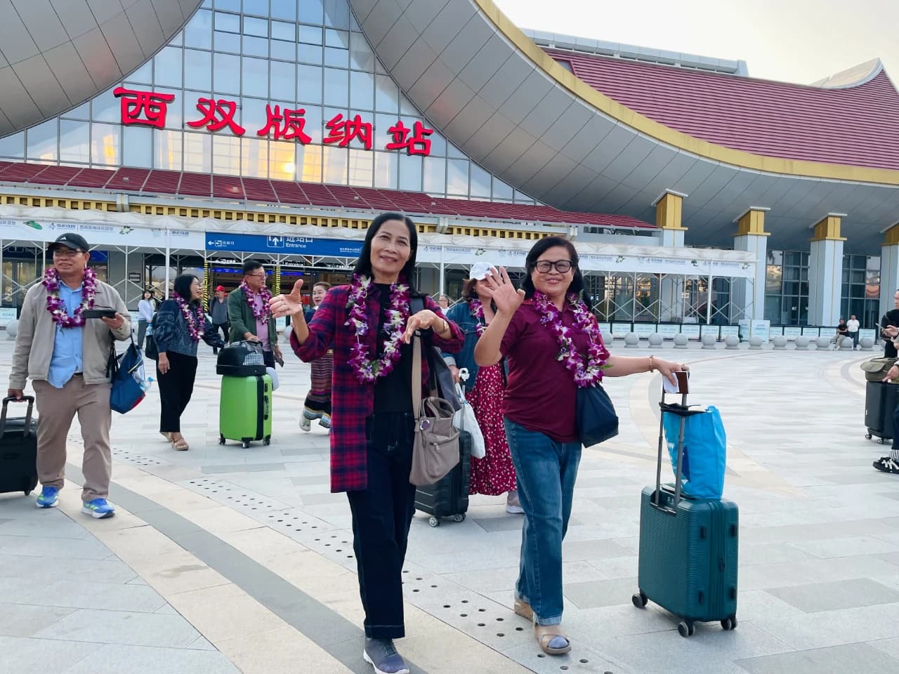 今天，首个东盟国家免签旅游团入境云南西双版纳！