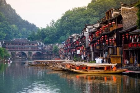 凤凰古城旅游攻略：景点、美食与住宿全解析