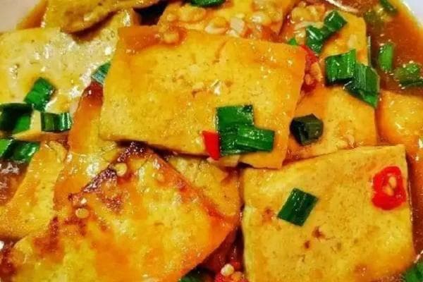 掌握火候，煎豆腐这道家常菜也能成美味佳肴！