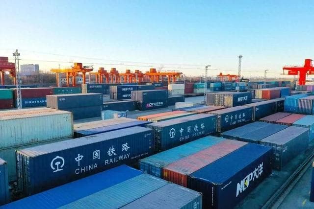 二连浩特铁路口岸通行中欧班列突破18000列