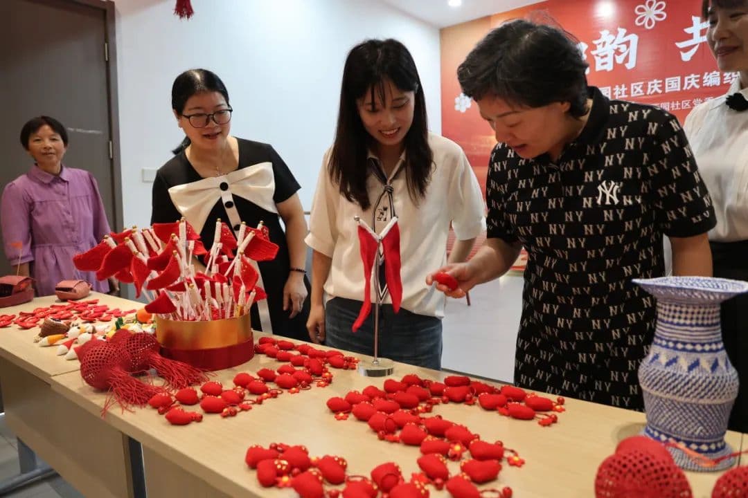 一卷线团，一枚钩针，手指翩飞间的社区共富路