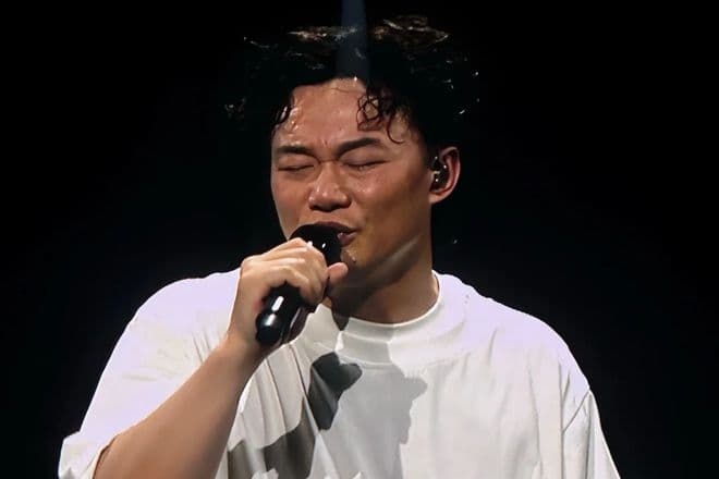 陈奕迅唱《孤独患者》，深情缅怀挚友方大同！悉尼演唱会落泪！