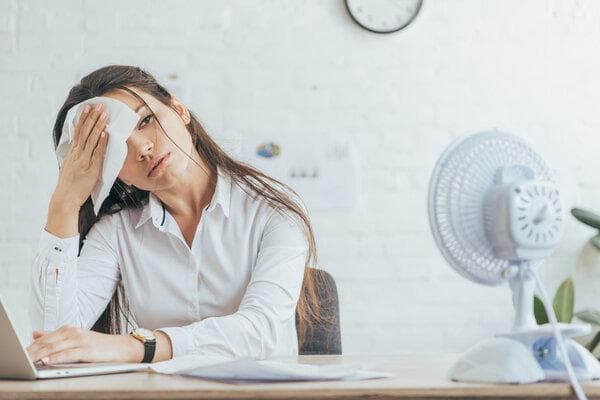 女人一阵一阵出汗热是怎么回事