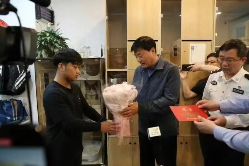 “南京再现扶老事件”，“扶不扶”为何如此令人纠结丨时评