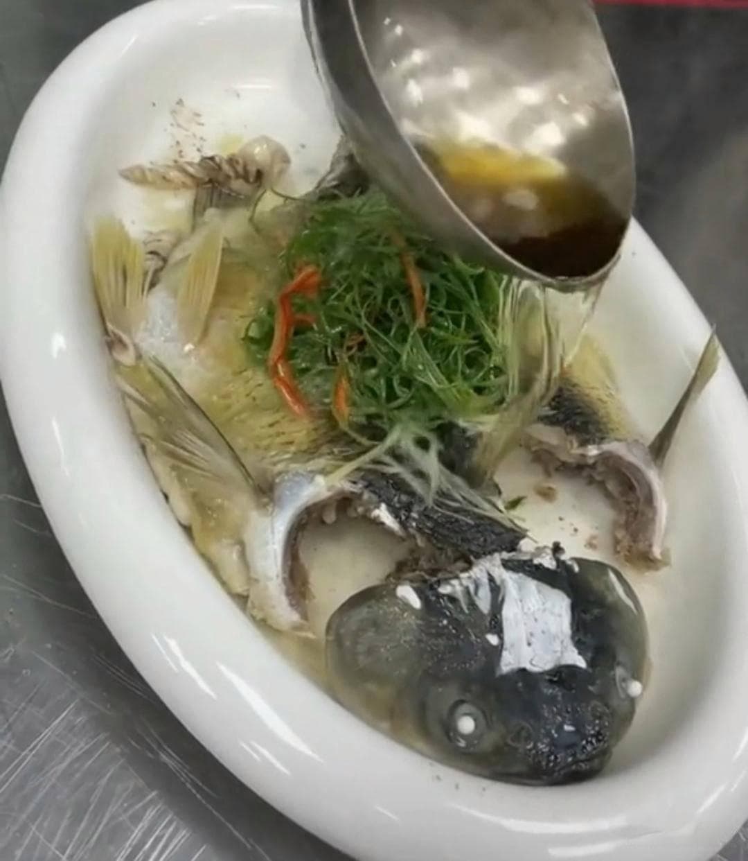 蒸鱼六细节揭秘，告别鱼肉柴老，鲜美无腥味轻松享！