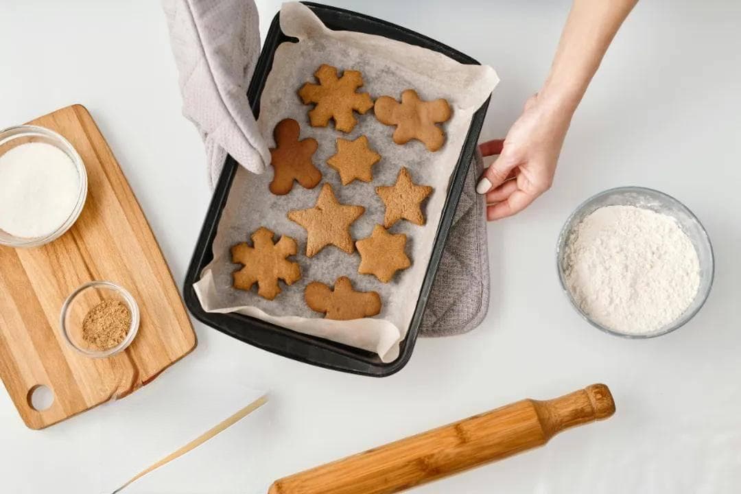 心理学有个词汇叫：杯子效应（距离映射心距，细微动作见真情）