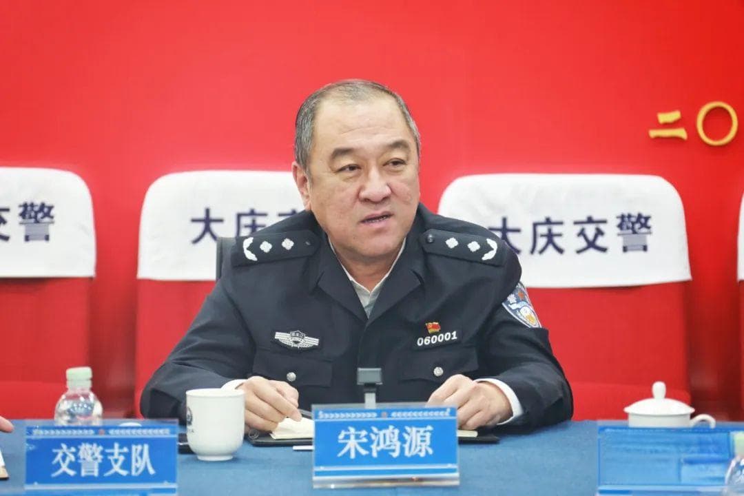 大庆交警多举措迎战首场强降雪 保障道路交通安全