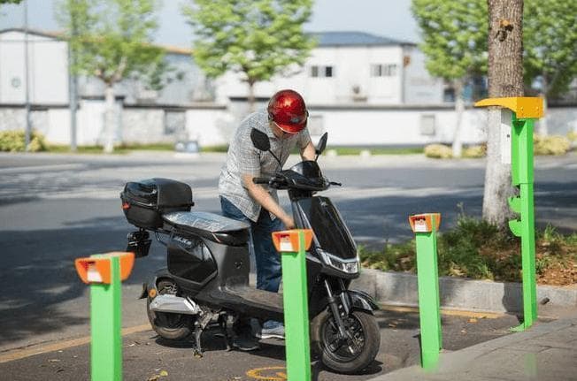 冬季给电动车充电，满足“3要3不要”要求，能让电池多使用1~2年