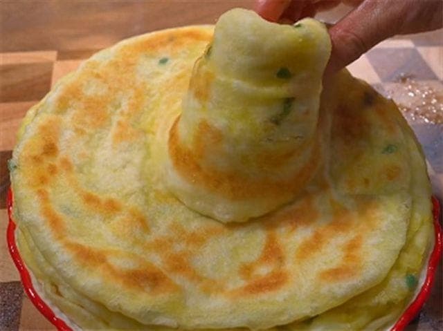 葱油饼怎么和面做又软又好吃？手把手教你做，饼葱香味，满屋飘！