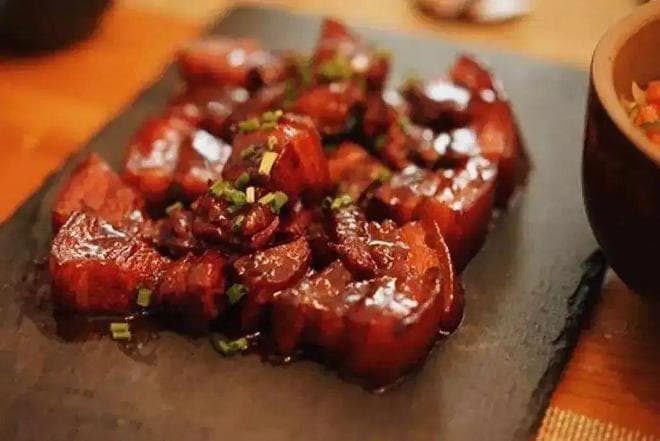猪肉酱油腌制与蒸制