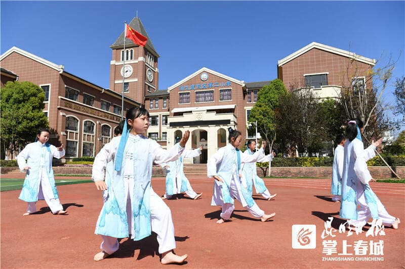 “头要正、肩要平……”西山区教体融合“武”进校园