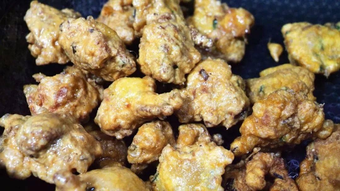 【网络中国节·春节】春节炸酥肉 金黄寓意富 年味浓又足