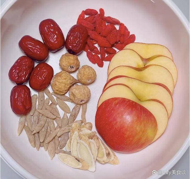 冬季苹果加料煮，养生效果佳，润肺排毒还养胃，温暖整个冬天