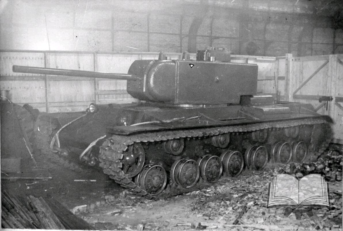 从设计上就完全碾压了当时的德军坦克：KV-220与KV-3重型坦克
