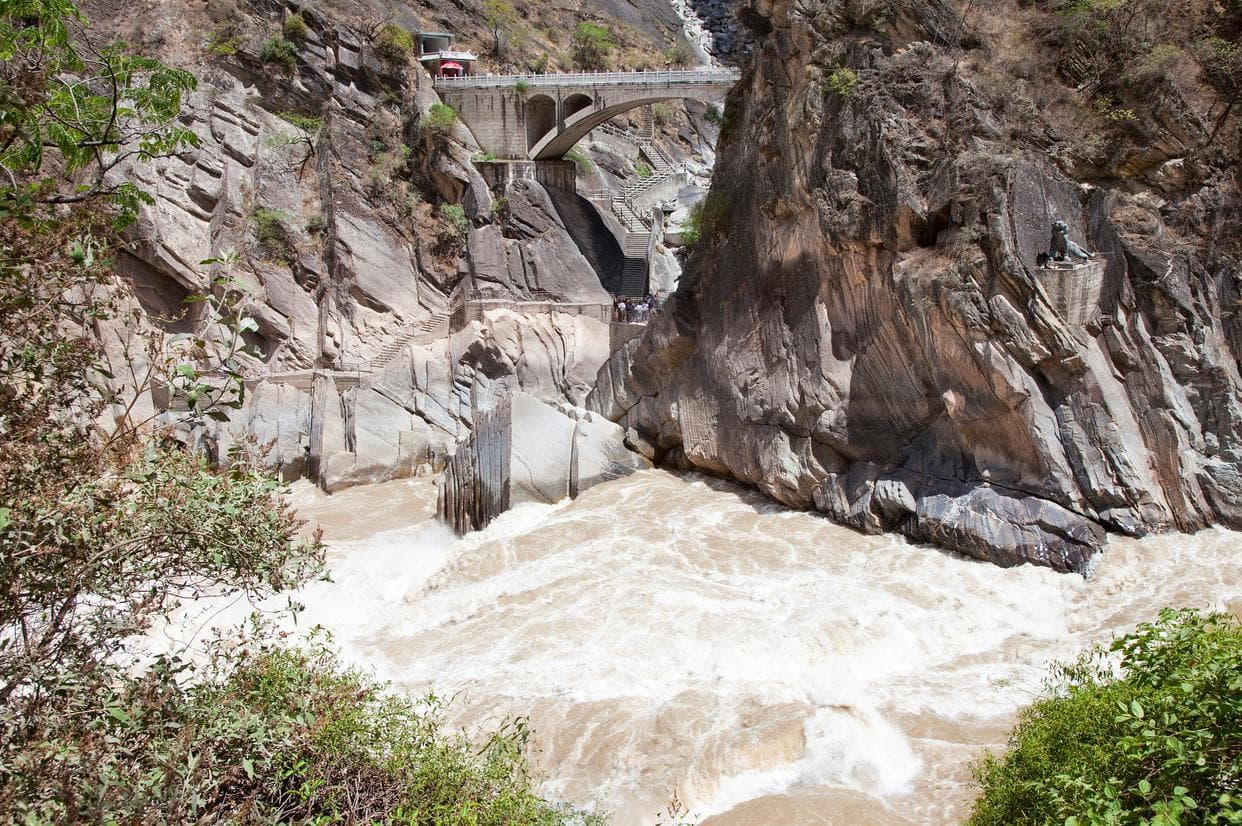 云南香格里拉虎跳峡徒步旅行指南：挑战虎跳峡的惊险与刺激