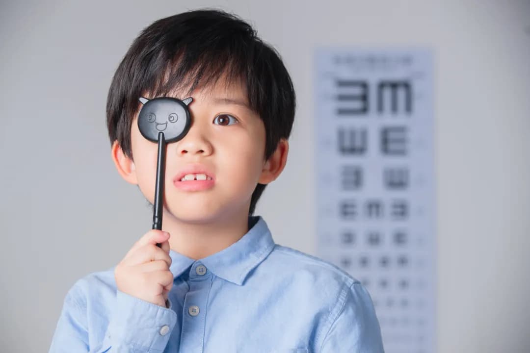 为什么孩子一进小学就近视了？