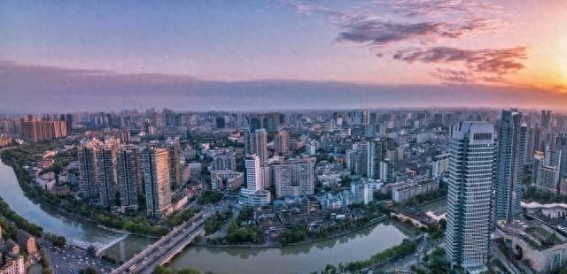 四川成都市磅礴的城市规划，和周边县级市对比，究竟达到何种程度