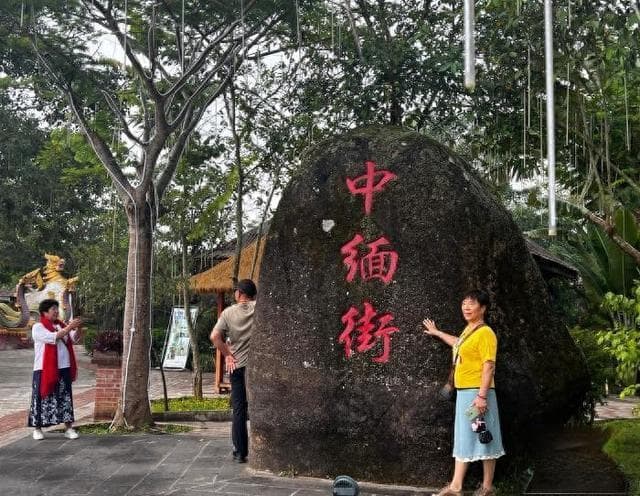 中缅边境“一寨两国”，云南银井村日迎游客3000人