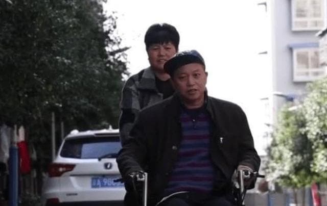 重庆女子坚守瘫痪丈夫，新丈夫加入组成特殊家庭