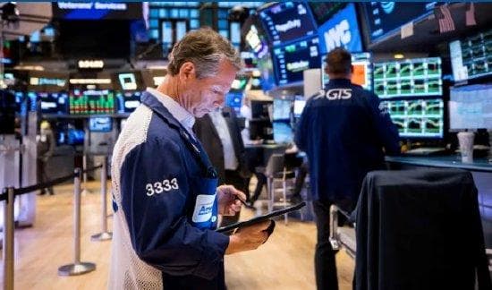 全球金融市场动态：美股期货小幅上涨，比特币大涨后回落