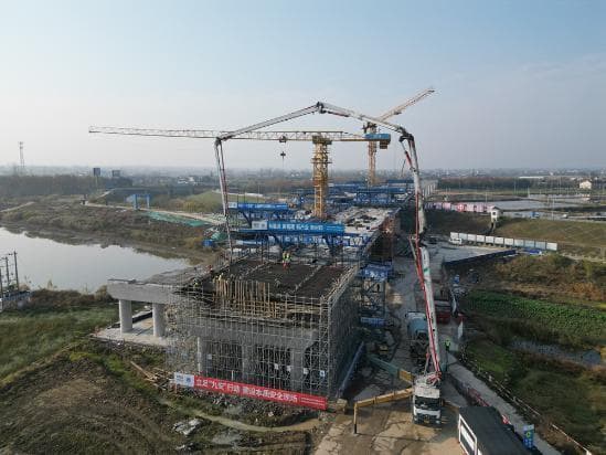 和襄高速张母桥河大桥完成关键节点，六安段建设加速推进